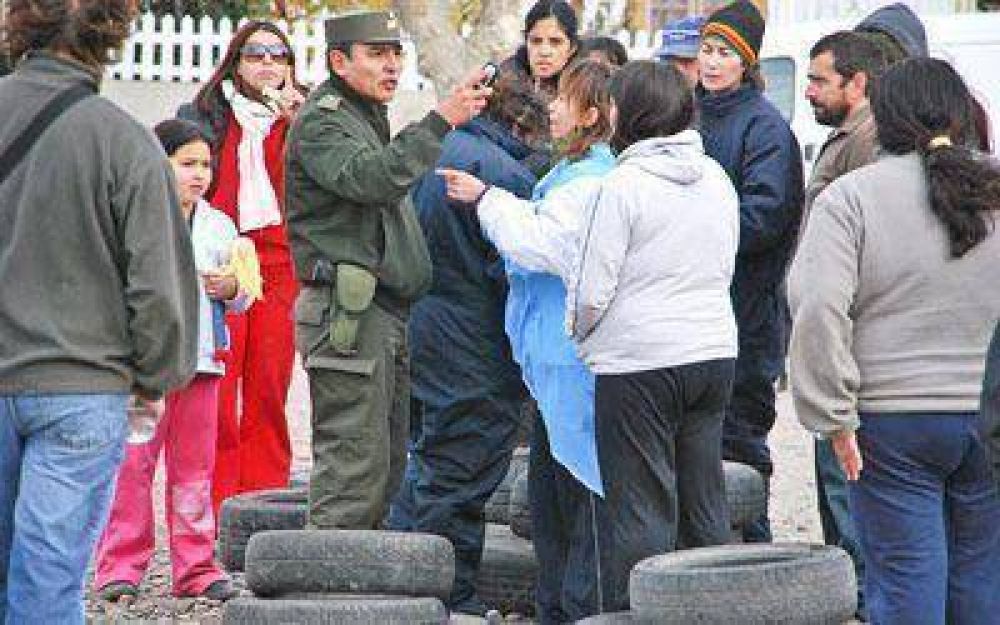 Desalojaron a 14 familias que tomaron tierras en Kil�metro 4