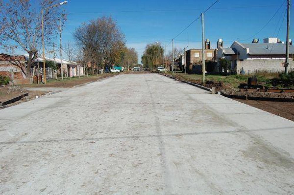 Continua la obra de pavimentaci�n de la Avenida Boz�n 