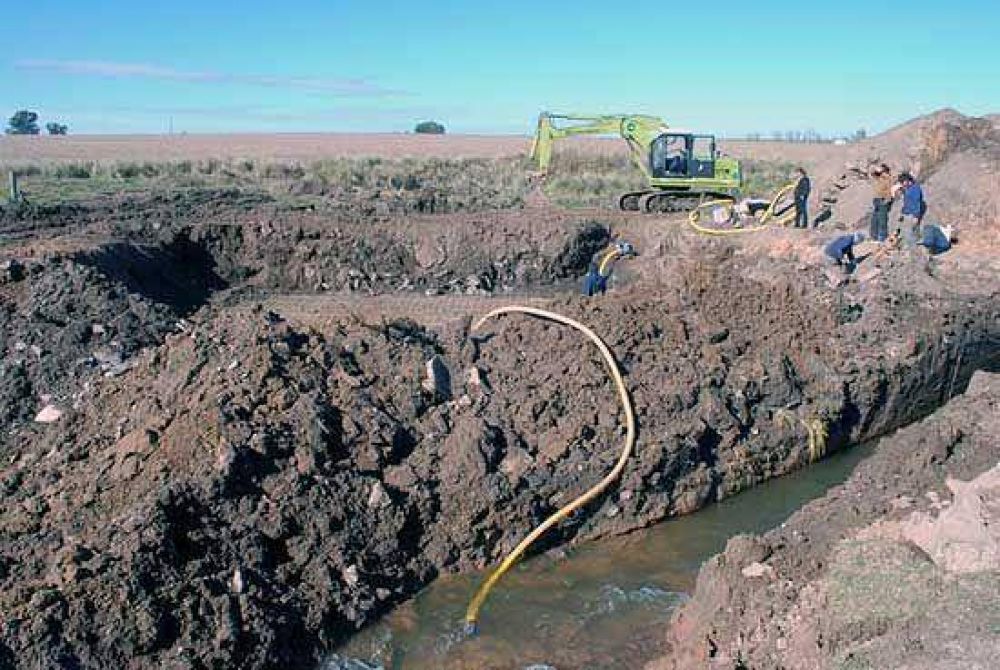 Construyen una alcantarilla puente en Colonia San Miguel
