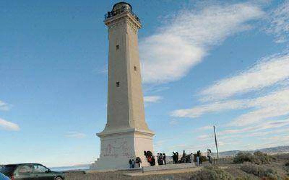 M�s de 50 vecinos participaron de la limpieza del Faro San Jorge