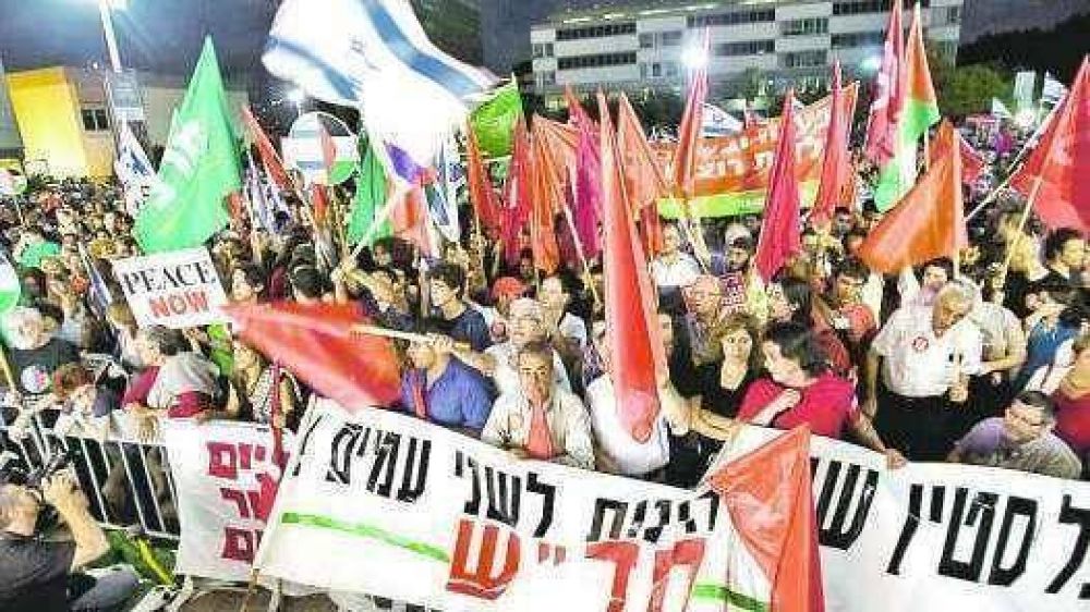 Miles de israel�es marcharon contra el ataque a la flotilla