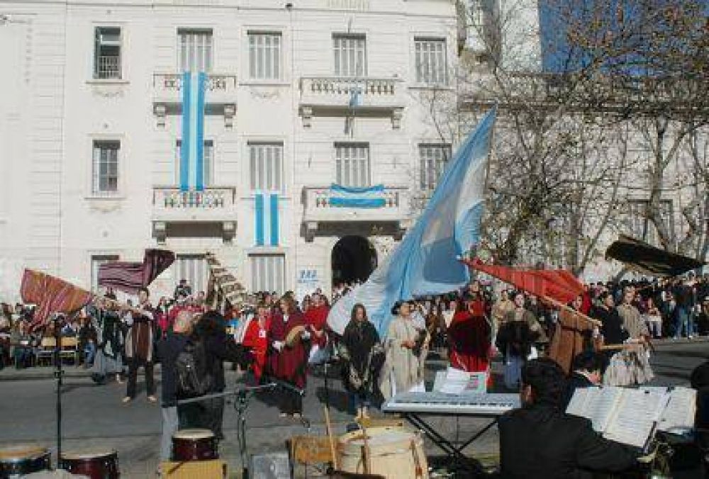 Estudiantes de arte celebraron el Bicentenario con un festival callejero en el centro de Mar del Plata