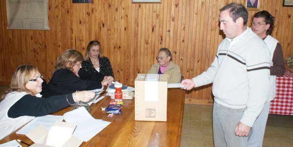 C�moda victoria de Ricardo Alfons�n en Tornquist