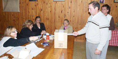 C�moda victoria de Ricardo Alfons�n en Tornquist