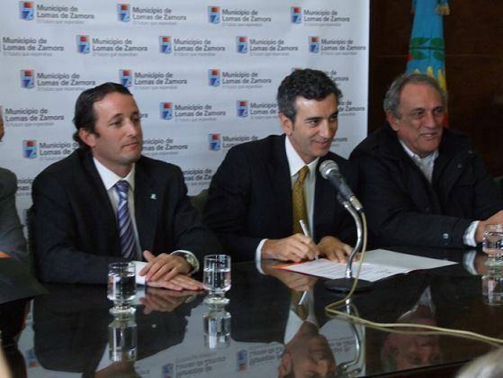 Randazzo e Insaurralde suscribieron un acta de entrega de Alcohol�metros y Cascos