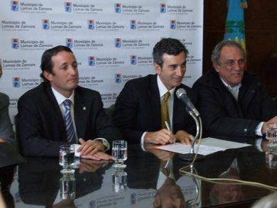 Randazzo e Insaurralde suscribieron un acta de entrega de Alcohol�metros y Cascos