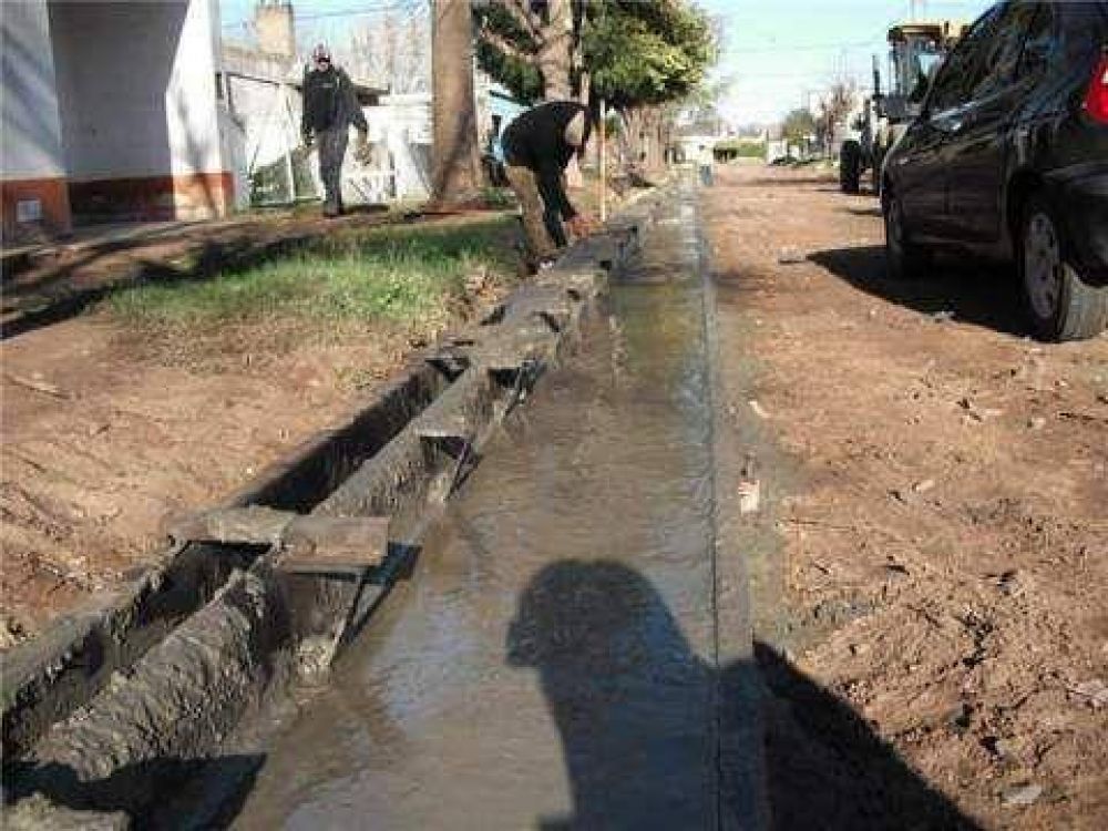 Avanzan los trabajos de cord�n cuneta en Prado Espa�ol 