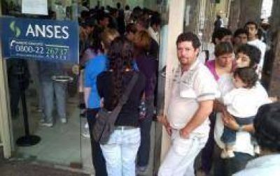 Colas y quejas en las oficinas del ANSeS por atenci�n restringida