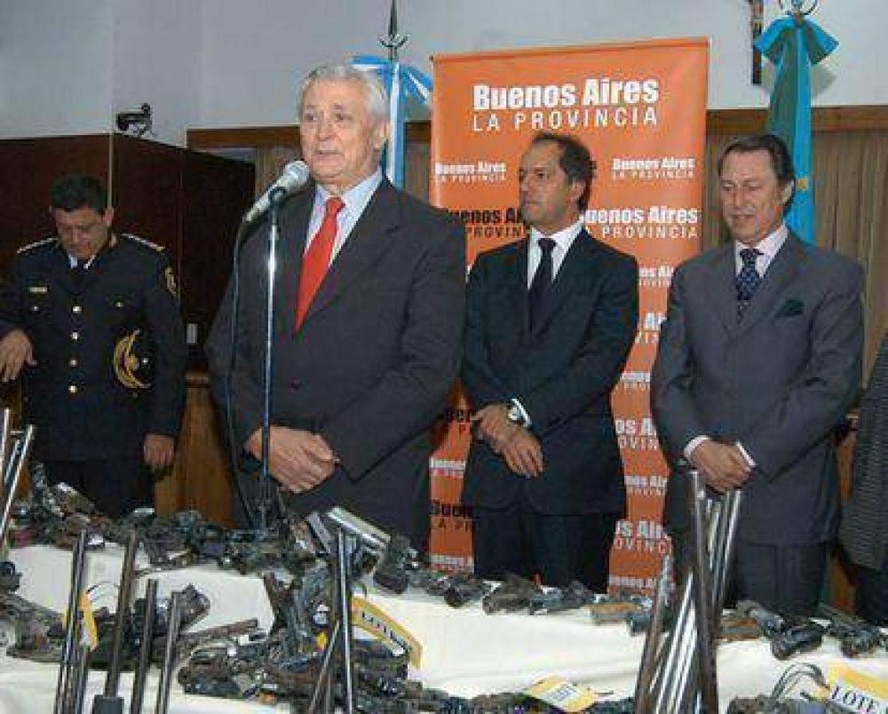 Scioli firm� en San Mart�n un acta de destrucci�n de 500 armas de fuego