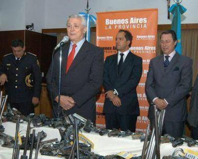 Scioli firm� en San Mart�n un acta de destrucci�n de 500 armas de fuego