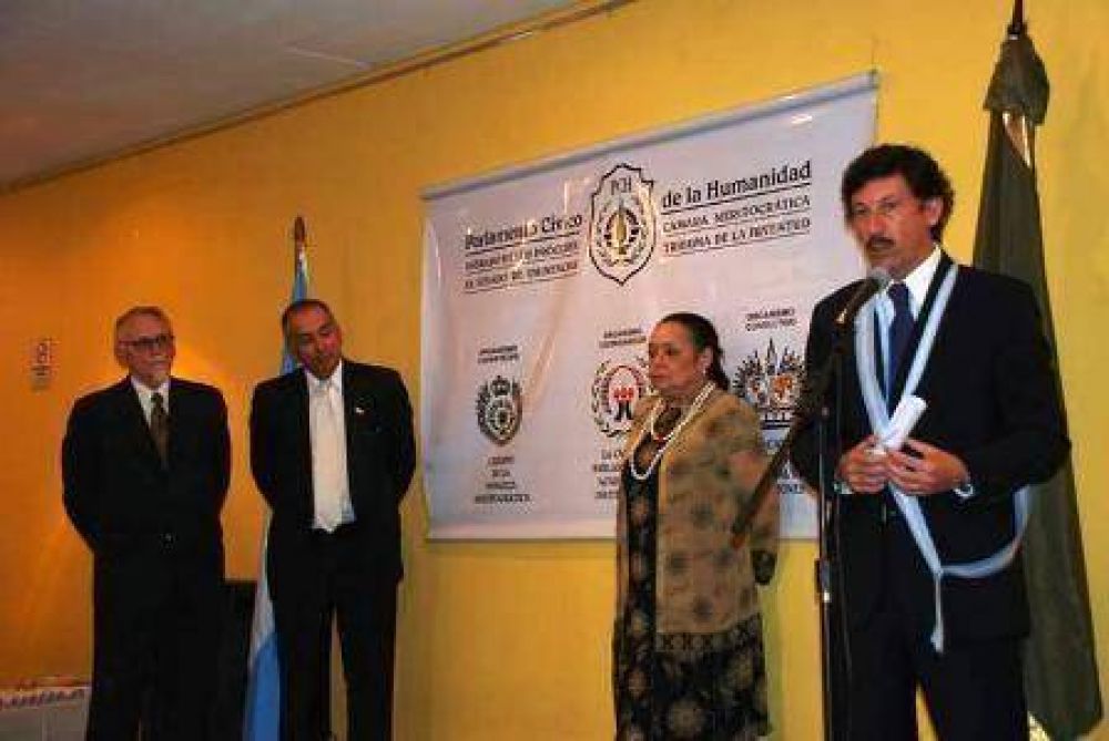 Fue distinguido anoche el intendente Gustavo Posse