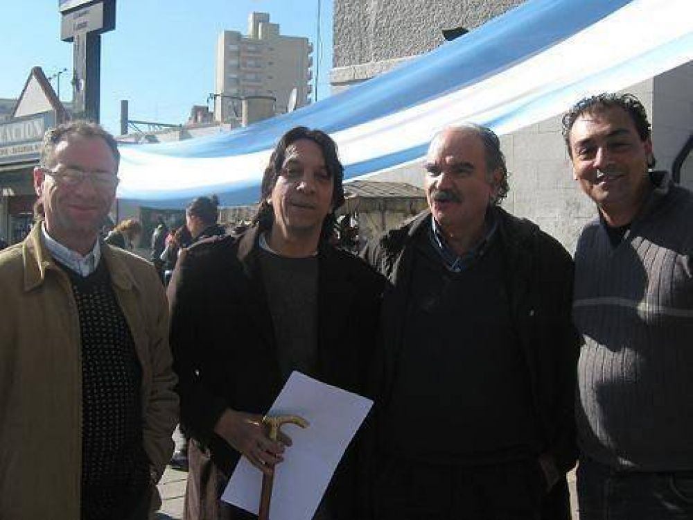 La Agrupaci�n "La Ola Amarilla de Lan�s" en plaza Belgrano