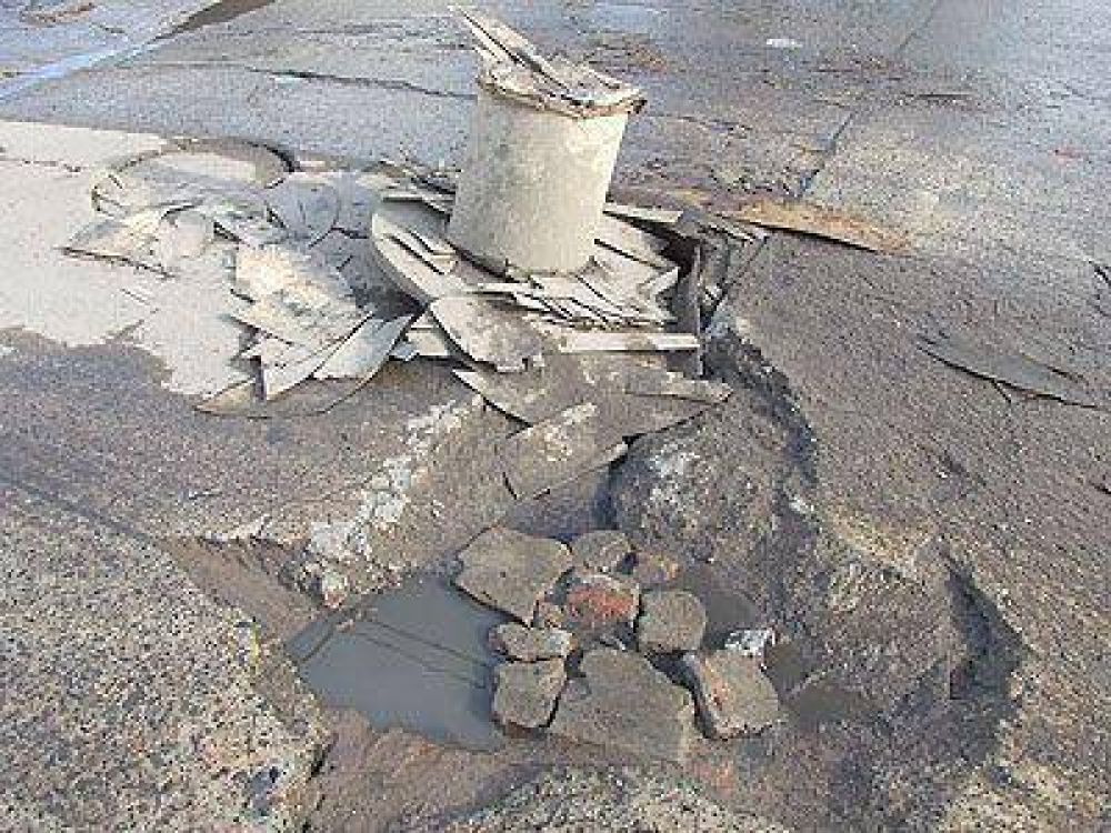 RECLAMO | EN LOMAS DE ZAMORA Vecinos de Lomas reclaman el arreglo de una boca de tormenta
