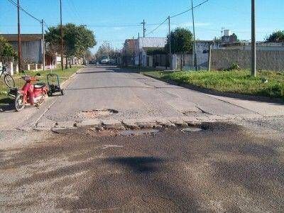 La calle Emilio Genoud se hunde cada vez mas