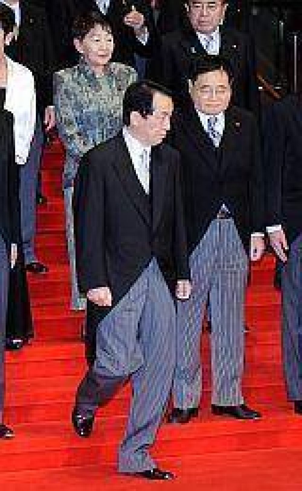 El nuevo premier japon�s present� a su gabinete