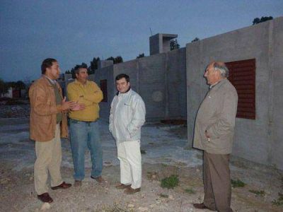 Villemur y funcionarios recorrieron el Plan Federal II de viviendas