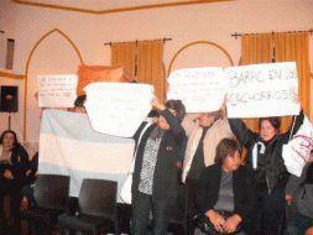 Pilar: Vecinos amenazan con encadenarse en la Municipalidad