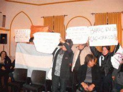 Pilar: Vecinos amenazan con encadenarse en la Municipalidad