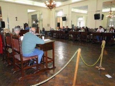 El Concejo qued� en sesi�n permanente por el conflicto de municipales
