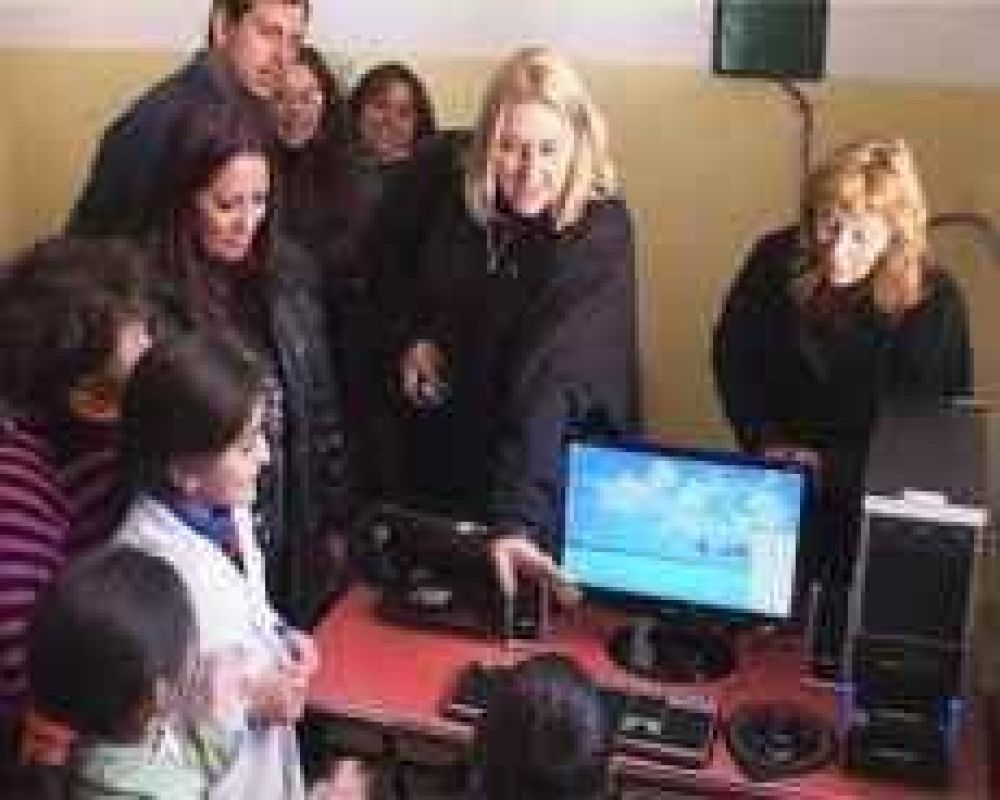 Ministra inaugur� salas inform�ticas y entreg� elementos en el interior