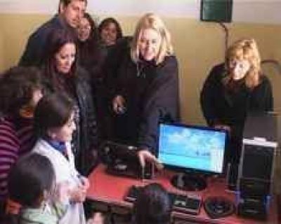 Ministra inaugur� salas inform�ticas y entreg� elementos en el interior