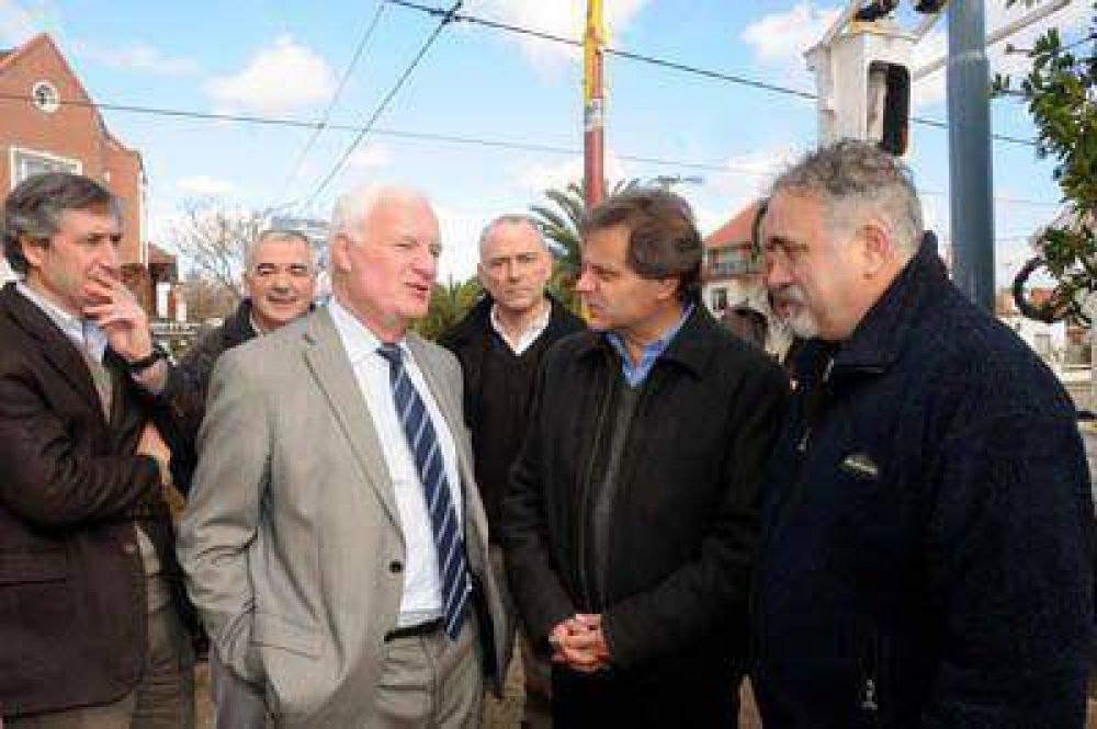 El titular de Vialidad verific� obras de semaforizaci�n y alumbrado