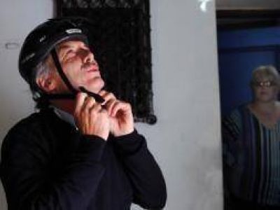 Macri anduvo en moto sin casco y recibi� cr�ticas de la Provincia