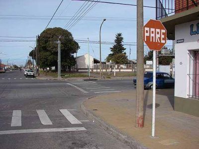 Luz verde a los sem�foros en la intersecci�n de Urquiza y Bol�var