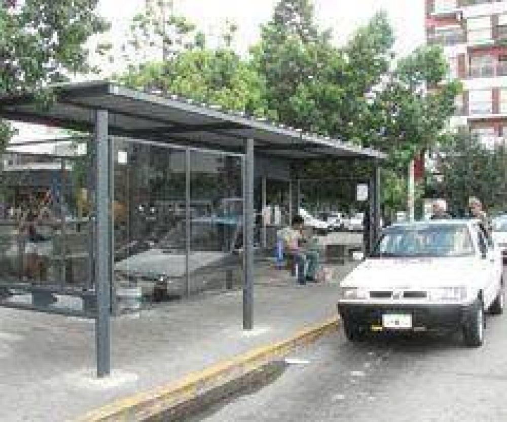Nuevos refugios para la espera de colectivos en Mor�n