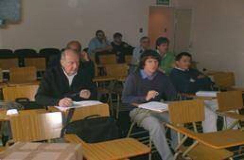 Municipalidad y Cooperativa El�ctrica Importante reuni�n en el Sal�n Blanco