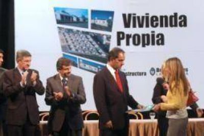 Daireaux  El Gobernador entreg� 32 viviendas
