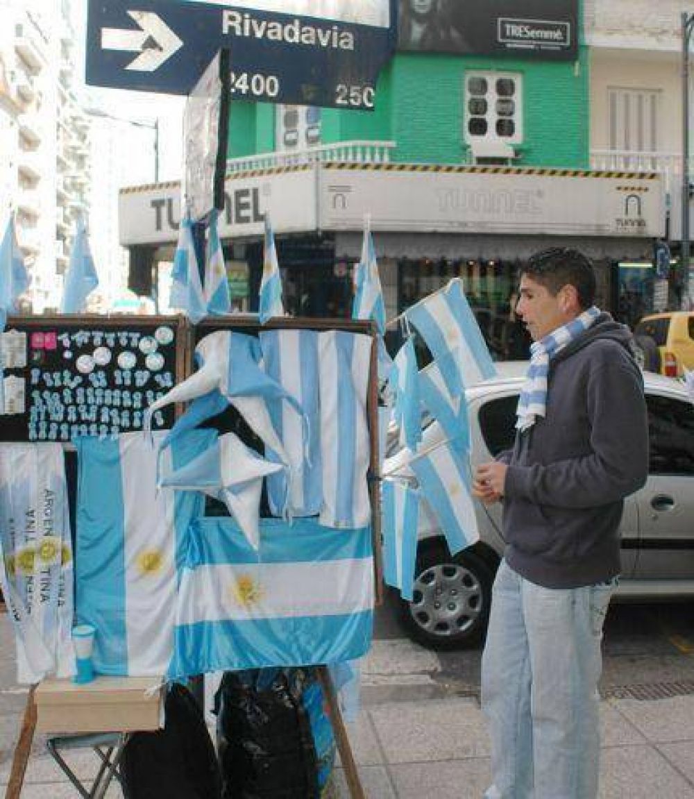 La venta callejera de la bandera Argentina y otros souvenirs a ritmo lento (por ahora)