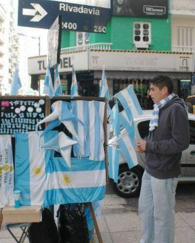 La venta callejera de la bandera Argentina y otros souvenirs a ritmo lento (por ahora)