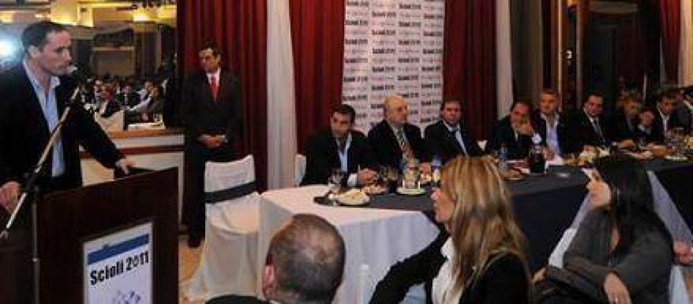 Ministro dijo que no es momento de hablar de candidatura pero postula a Daniel Scioli