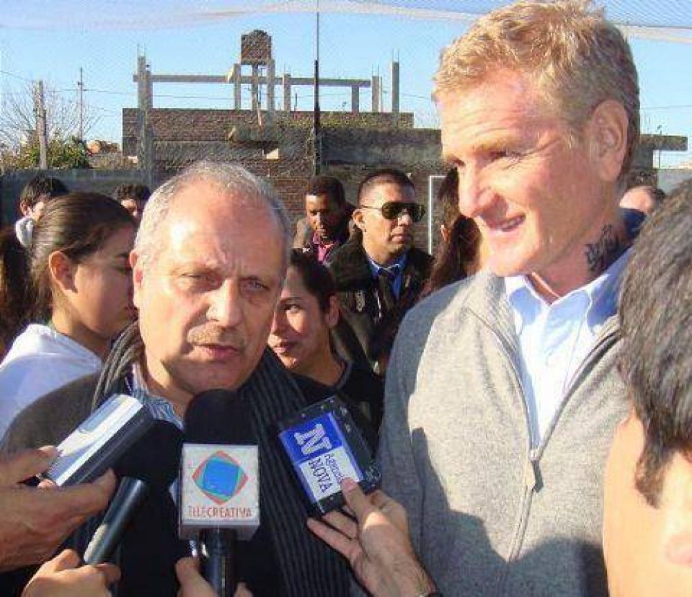 De Narv�ez pas� por Lan�s y fue alentado a presentarse como candidato a gobernador