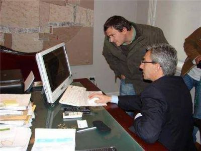 Meoni observ� el sistema de seguimiento satelital para motoniveladoras