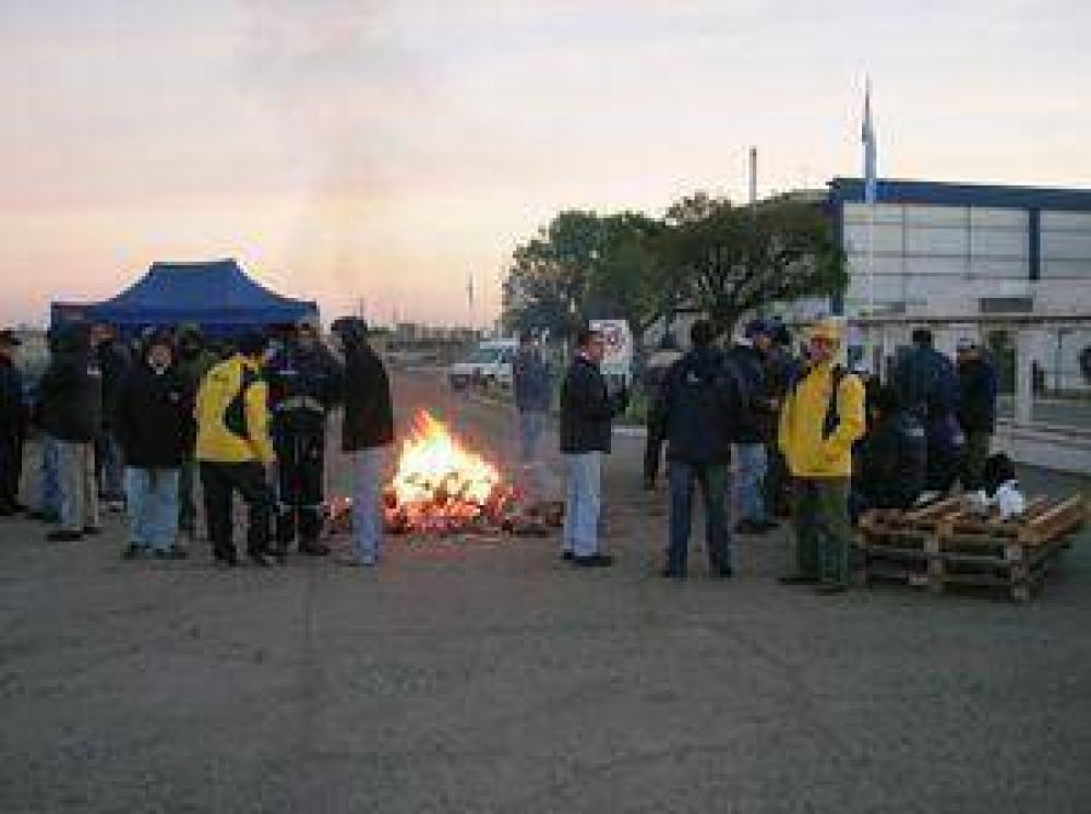 Trabajadores de la industria l�ctea realizan paro  