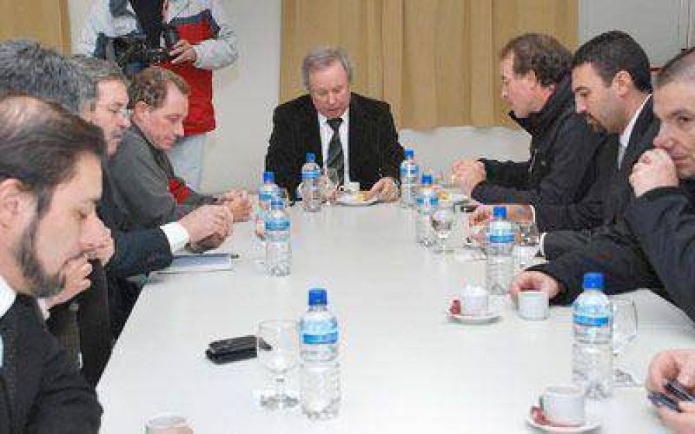 YPF y Santa Cruz analizan futuro de Empasa y la Fundaci�n Olivia