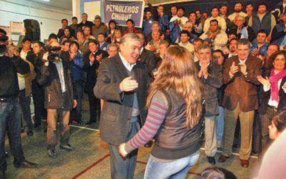 Das Neves entreg� casas en zona norte para los petroleros privados