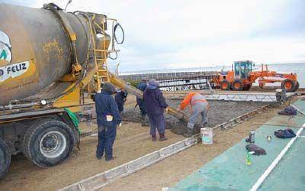 Pavimentan bajada a la costanera de Caleta
