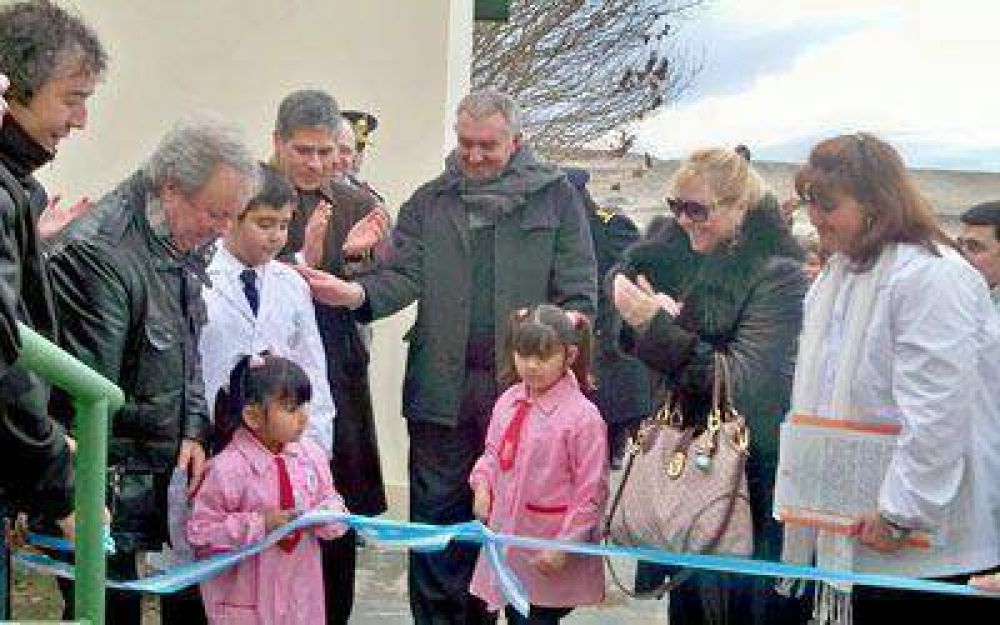 Peralta inaugur� obras de ampliaci�n en escuela rural