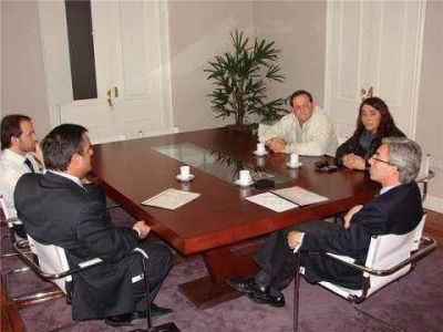 Meoni recibi� a la Sociedad de Fomento del barrio La Merced