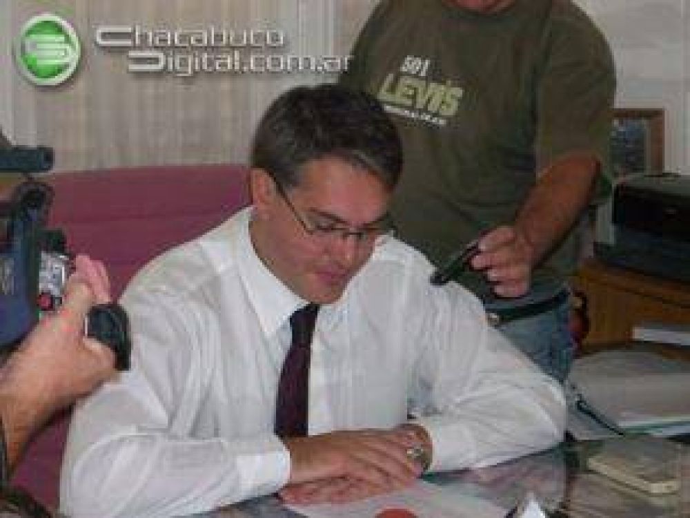 El Intendente firm� el convenio para licitar la pavimentaci�n de las avenidas Col�n y Arenales