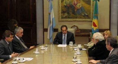 Scioli busca un acuerdo con los intendentes vecinalistas 