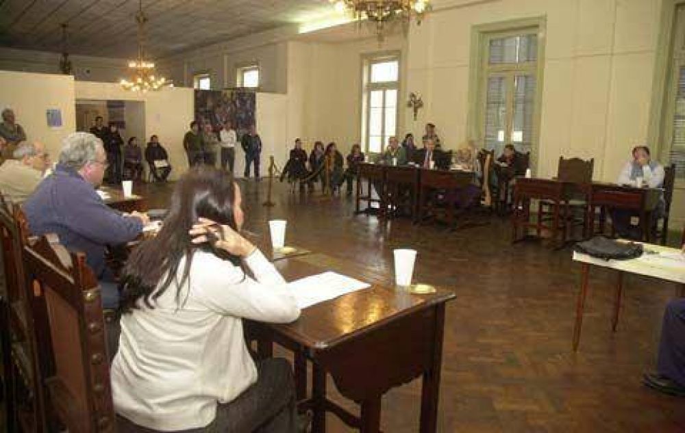 EL CONCEJO REALIZ� OTRA SESI�N EXTRAORDINARIA Los concejales aprobaron una resoluci�n por la situaci�n de la contratada