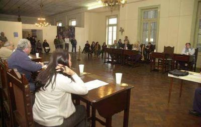 EL CONCEJO REALIZ� OTRA SESI�N EXTRAORDINARIA Los concejales aprobaron una resoluci�n por la situaci�n de la contratada