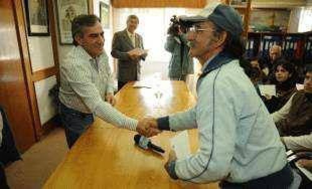 Cariglino entreg� subsidios en el marco del programa AH�