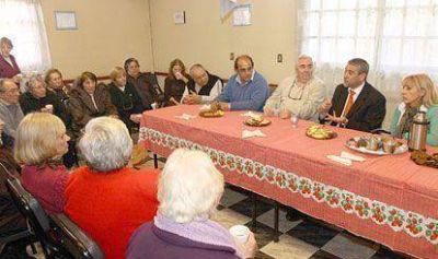 El intendente present� el Programa �Abuelos, Todo Vuelve� en el B� M. Moreno