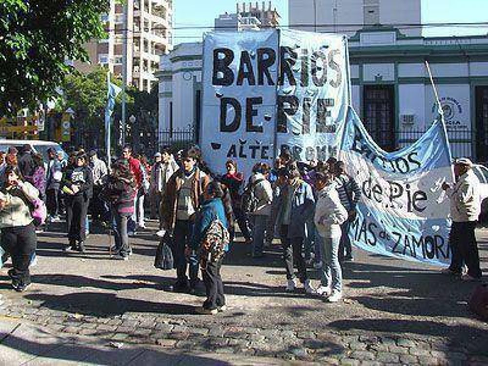 LOMAS | RECLAMO SOCIAL Con el bloqueo a un supermercado, reclamaron planes en Lomas