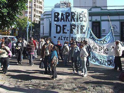LOMAS | RECLAMO SOCIAL Con el bloqueo a un supermercado, reclamaron planes en Lomas